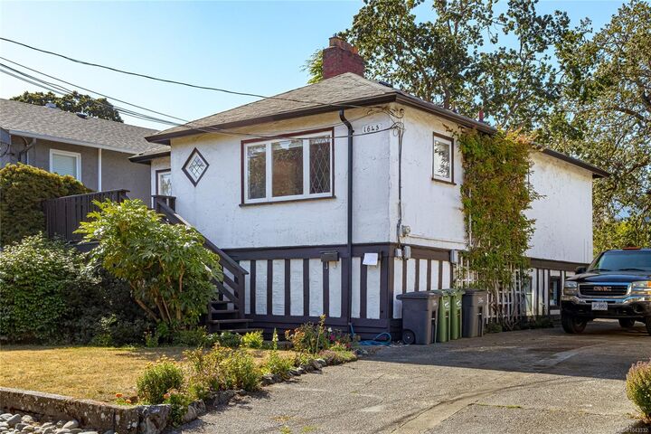 Property Photo: 1645 Haultain St BC V8R 2K8