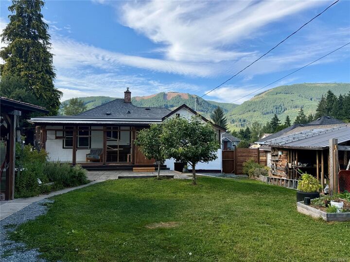 Property Photo: 40 Hemlock St BC V0R 2G0