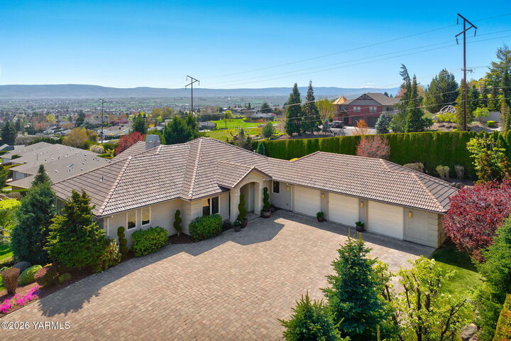Property Photo:  616 N 65th Ave  WA 98908 