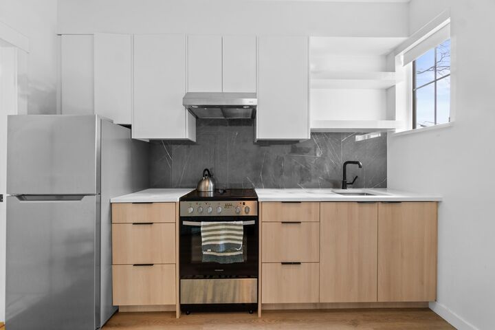 Property Photo: 237 Ridgeway Avenue 5 BC V7L 0H6