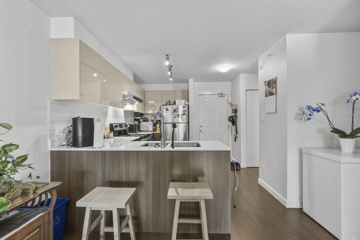 Property Photo: 10688 140 Street 409 BC V3T 0M6