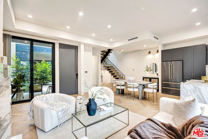 Property Photo:  652 Huntley Dr  CA 90069 