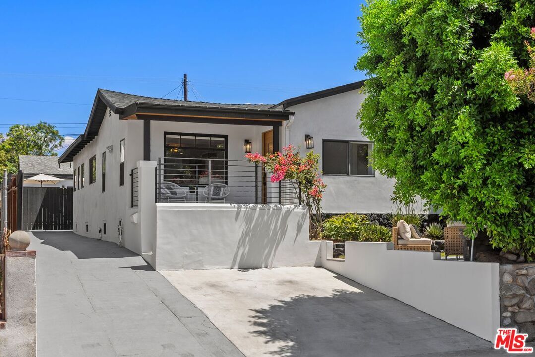Property Photo: 5403 Stratford Rd CA 90042