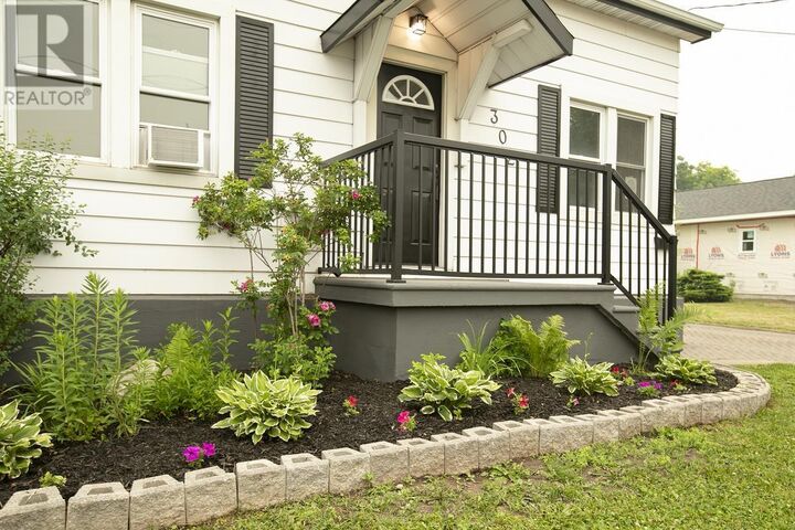 Property Photo: 302 Franklin St ON P6C 4A8