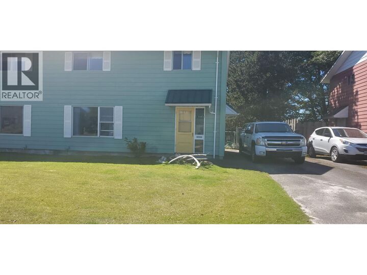 2052 Maple Crescent — photo 1