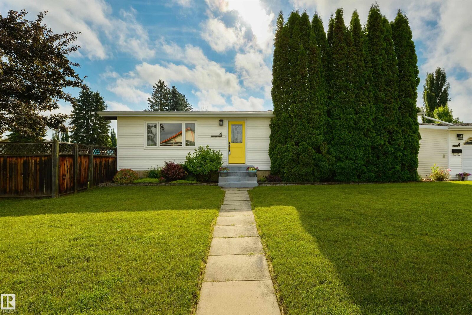 Property Photo:  4 Blairmore Street  AB T7X 1J3 