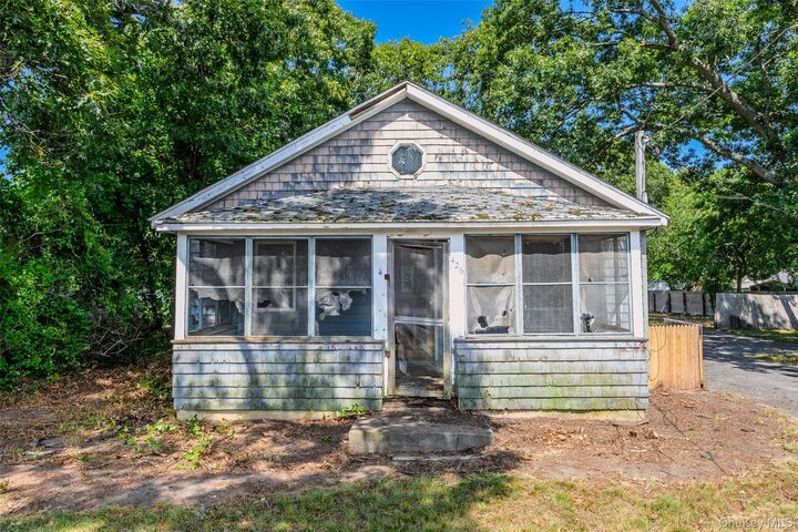Property Photo:  426 Riverleigh Avenue  NY 11901 
