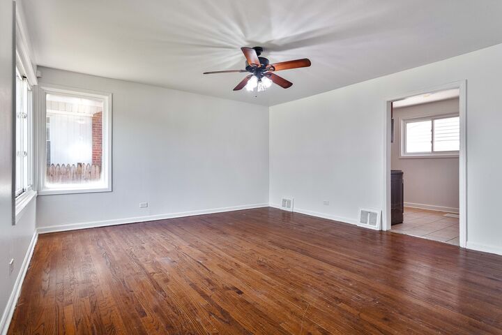 Property Photo:  446 Oak Street  IL 60016 
