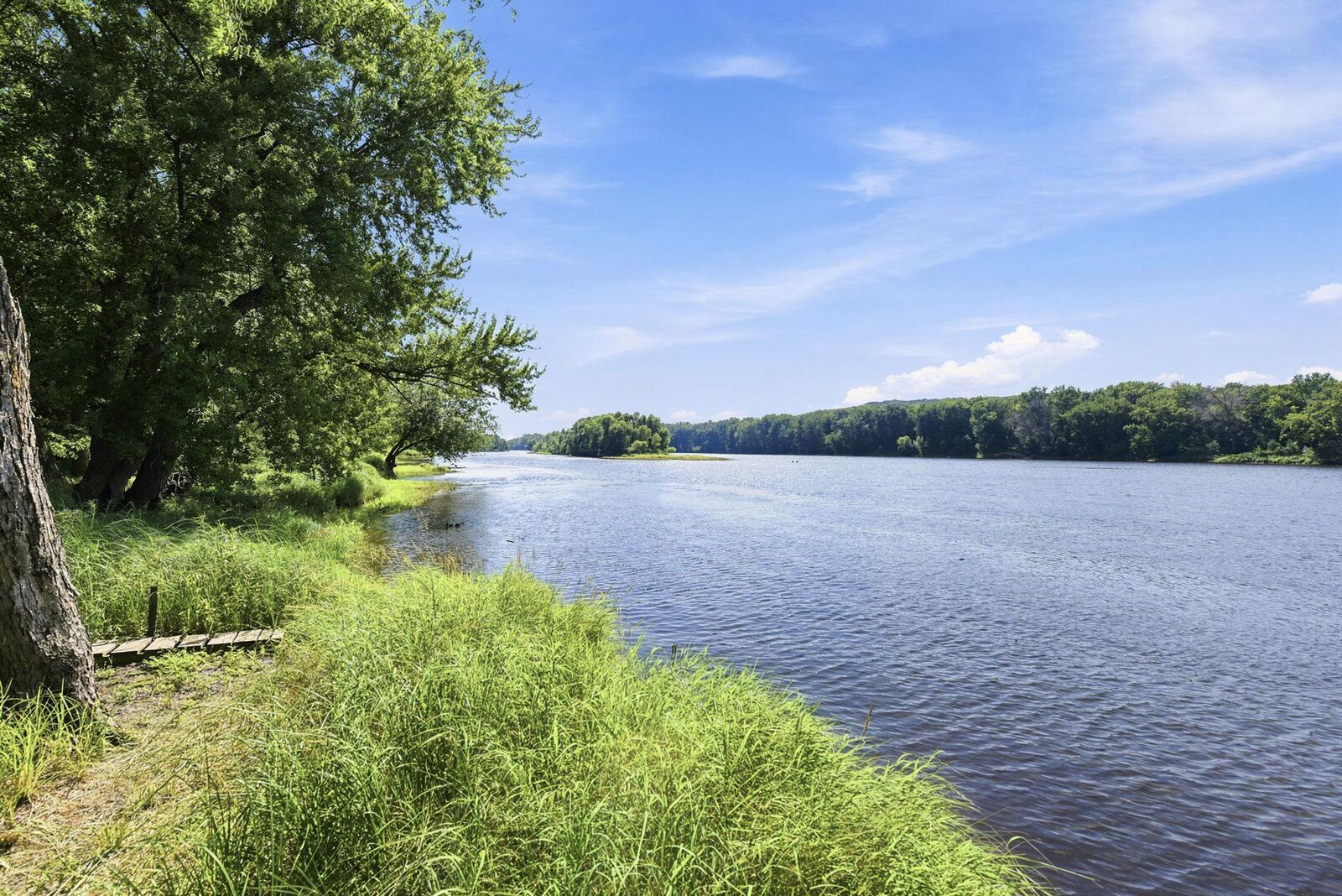 Property Photo:  909 N Cascade Street  WI 54020 