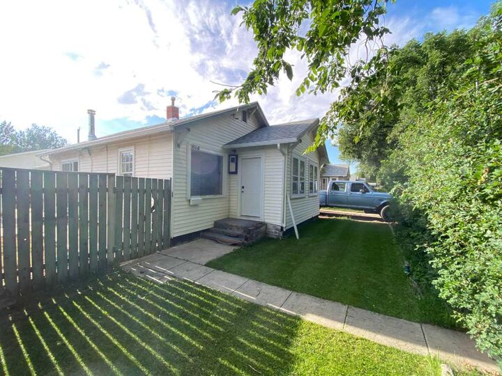 Property Photo: 814 12 Street N AB T1H 2H6