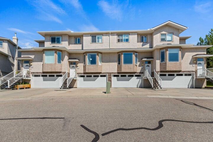 Property Photo:  116 Country Hills Gardens NW  AB T3K 5G2 