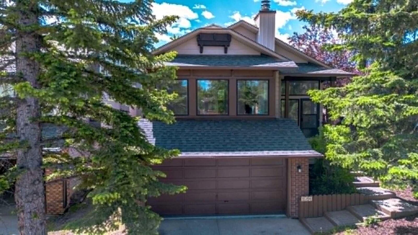 Property Photo:  1091 Berkley Drive NW  AB T3K 1S6 