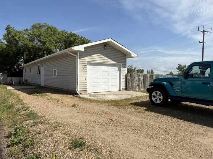 Property Photo:  324 3 Avenue E  AB T0J 1P0 