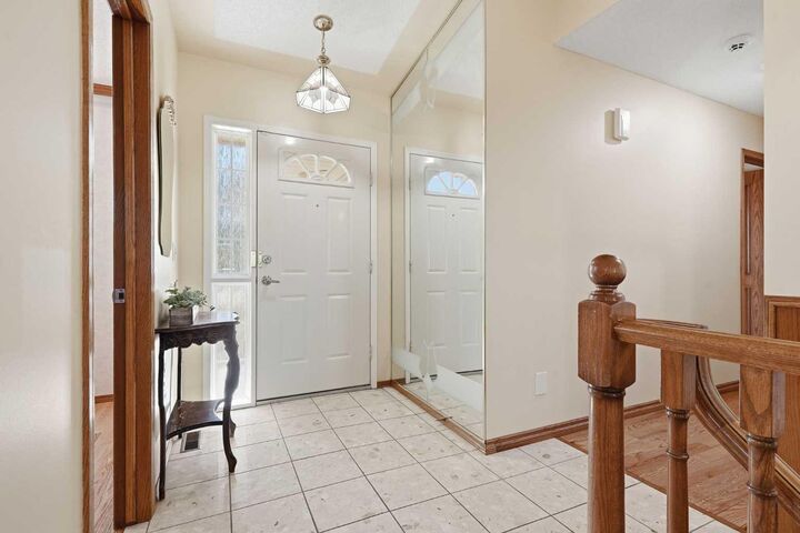 Property Photo:  135 Shawnee Rise SW  AB T2Y 2S3 