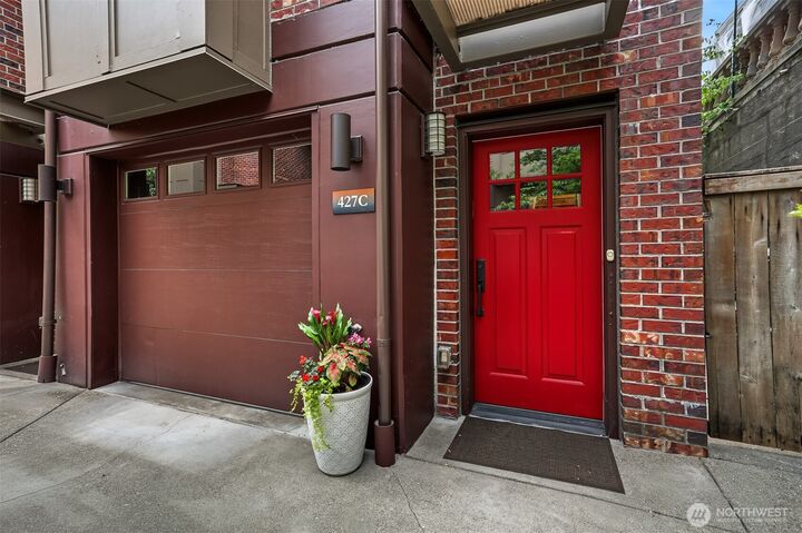 Property Photo:  427  13th Avenue E C  WA 98102 