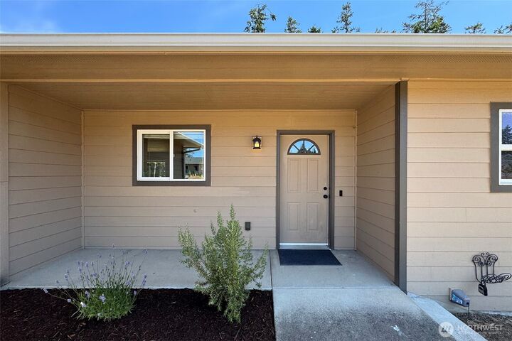 Property Photo: 1427 W Pendley Court WA 98363