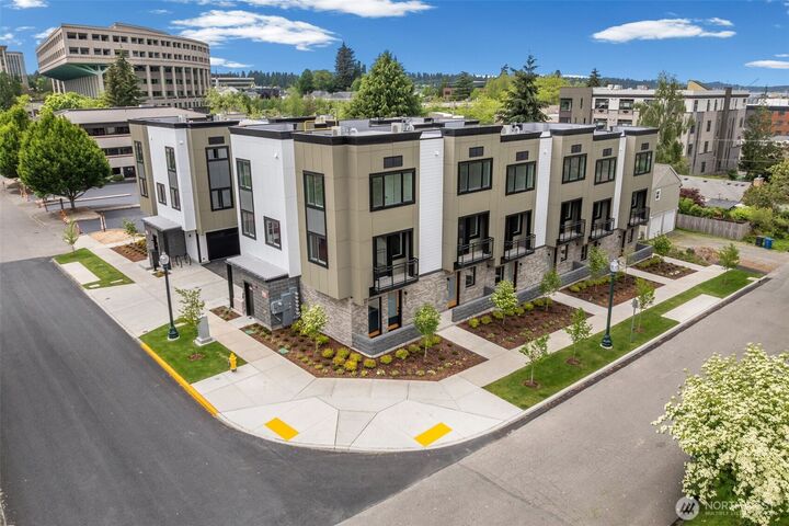 Property Photo:  522  13th Avenue SE 103  WA 98501 