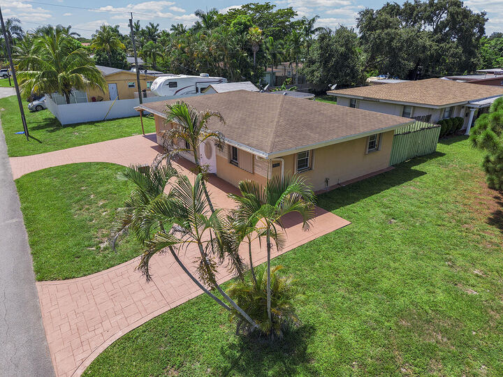 Property Photo: 2100 N 57th Avenue FL 33021