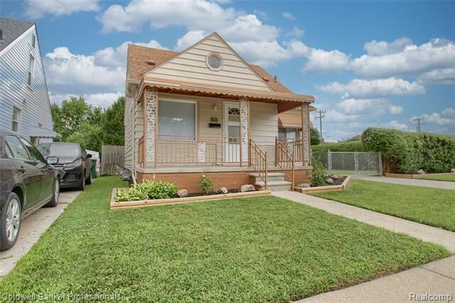 Property Photo:  2210 University Avenue  MI 48146 