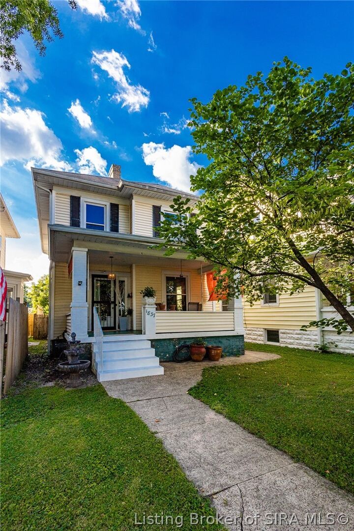 Property Photo:  1837 E Oak Street  IN 47150 