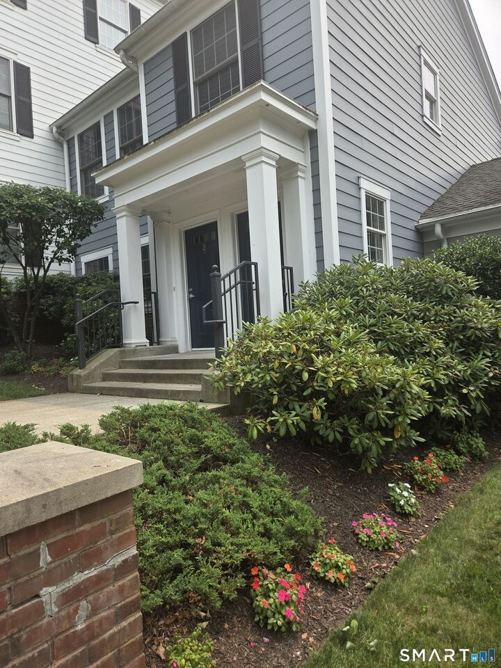 Property Photo:  4 Westwood Drive 4  CT 06902 