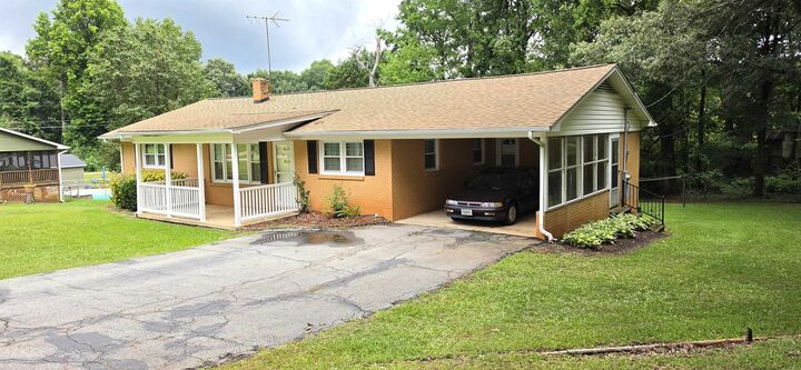Property Photo: 180 Edgewood Drive SC 29307-4531