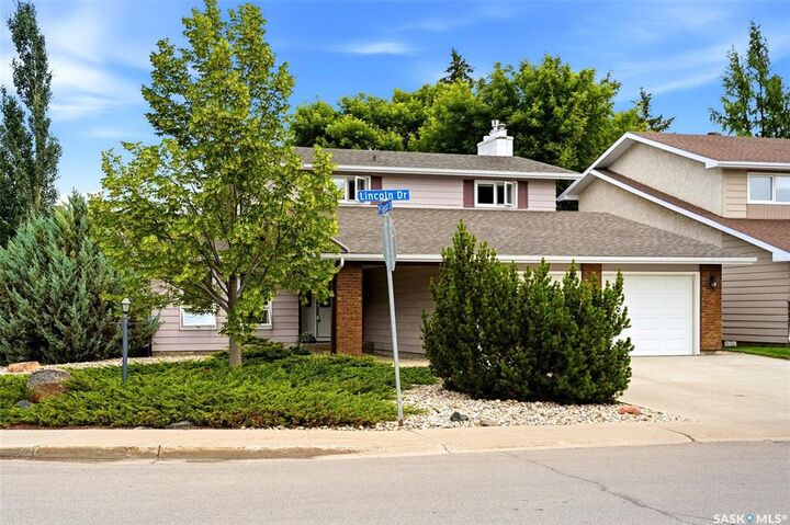 Property Photo: 118 Lincoln Drive SK S4S 6R3