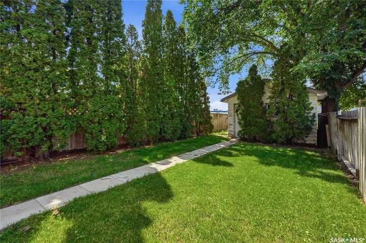 Property Photo: 927 4th Avenue N SK S7K 2N5
