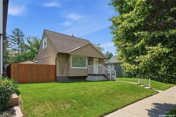 Property Photo:  818 5th Street E  SK S7H 1G9 