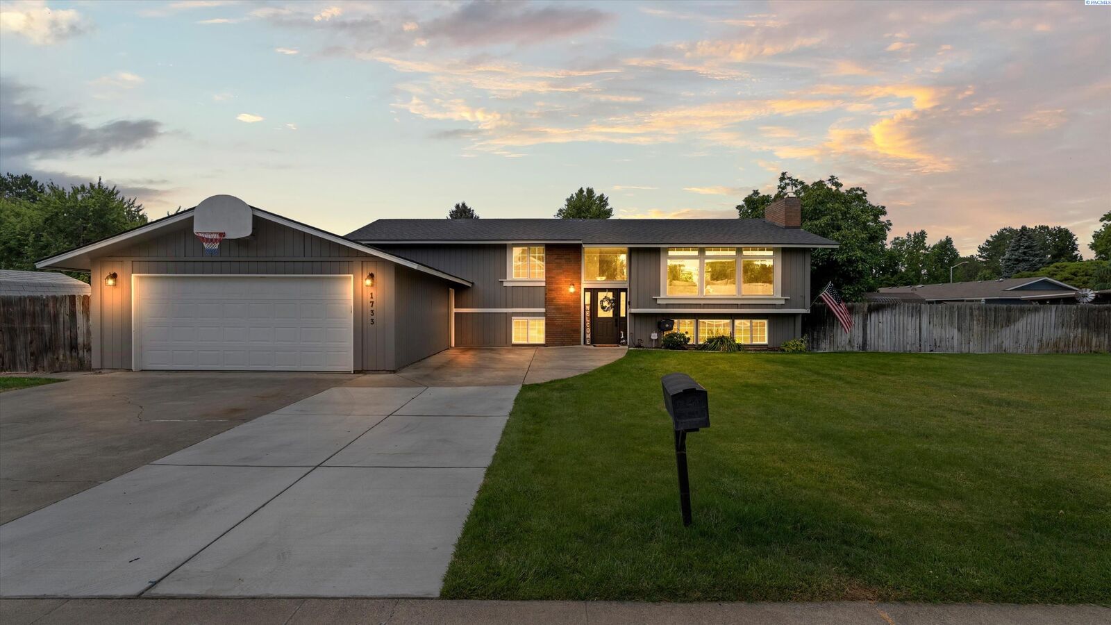 Property Photo:  1733 Bismark St  WA 99354 