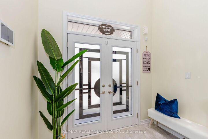 Property Photo: 67 Malcolm Crescent ON N3W 0E9