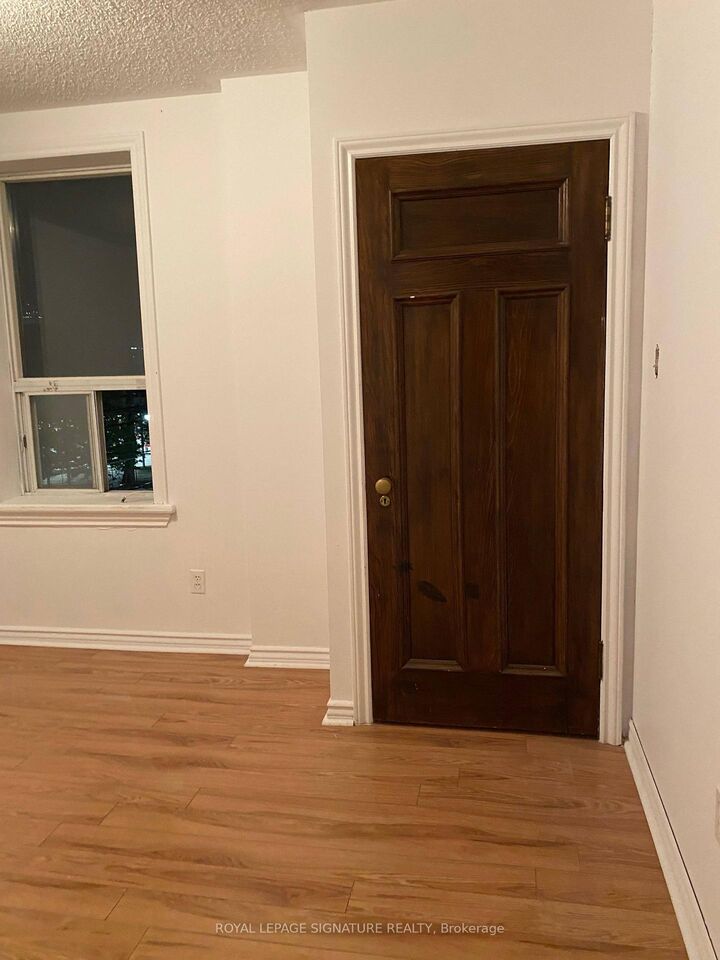 Property Photo:  2 London Street 3  ON M6G 1M9 