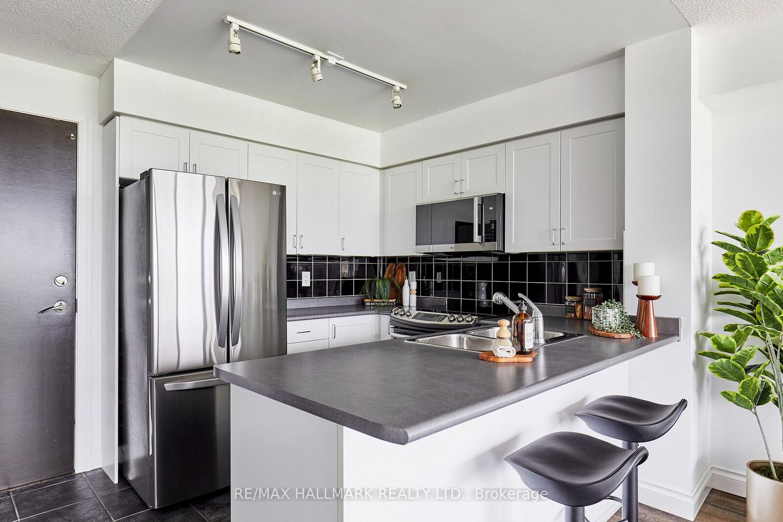 Photo de la propriété:  1600 Charles Street 410  ON L1N 0G4 