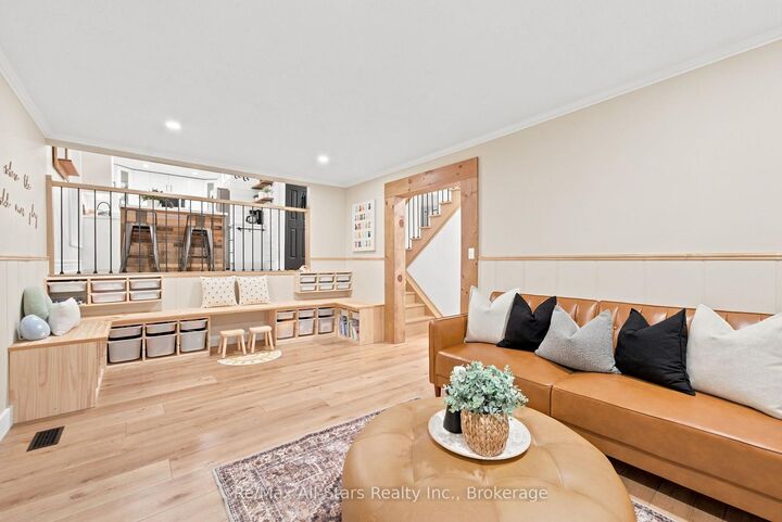 Property Photo: 29 Applewood Crescent ON L9L 1G7