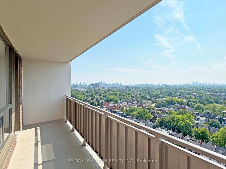 Property Photo:  666 Spadina Avenue 2503  ON M5S 2H8 