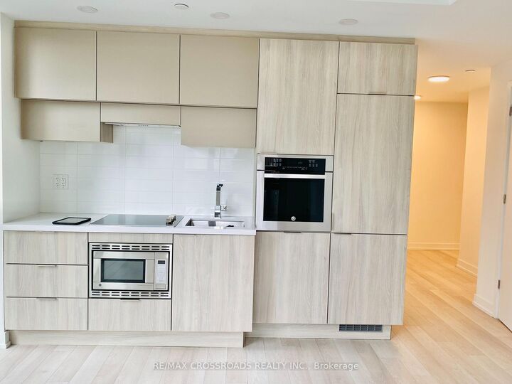 Property Photo:  39 Roehampton Avenue 905  ON M4P 1P9 