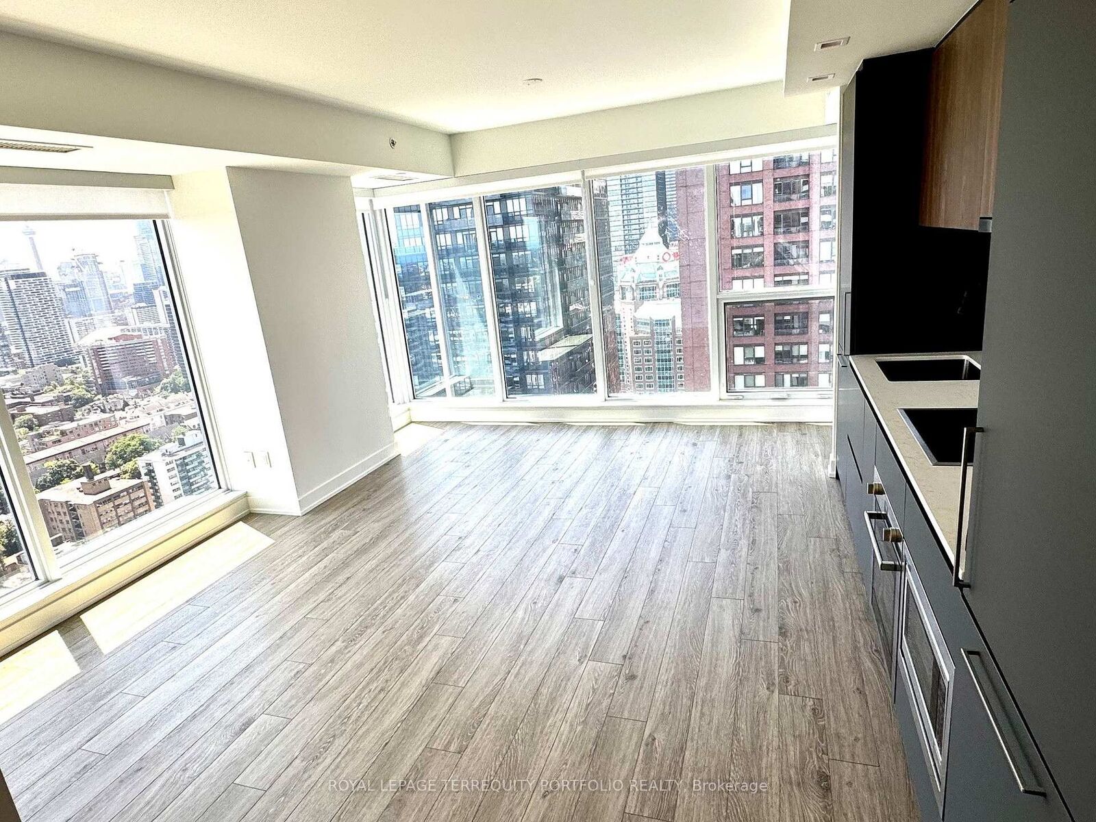 Property Photo:  609 Sherbourne Street 3102  ON M4X 0A4 