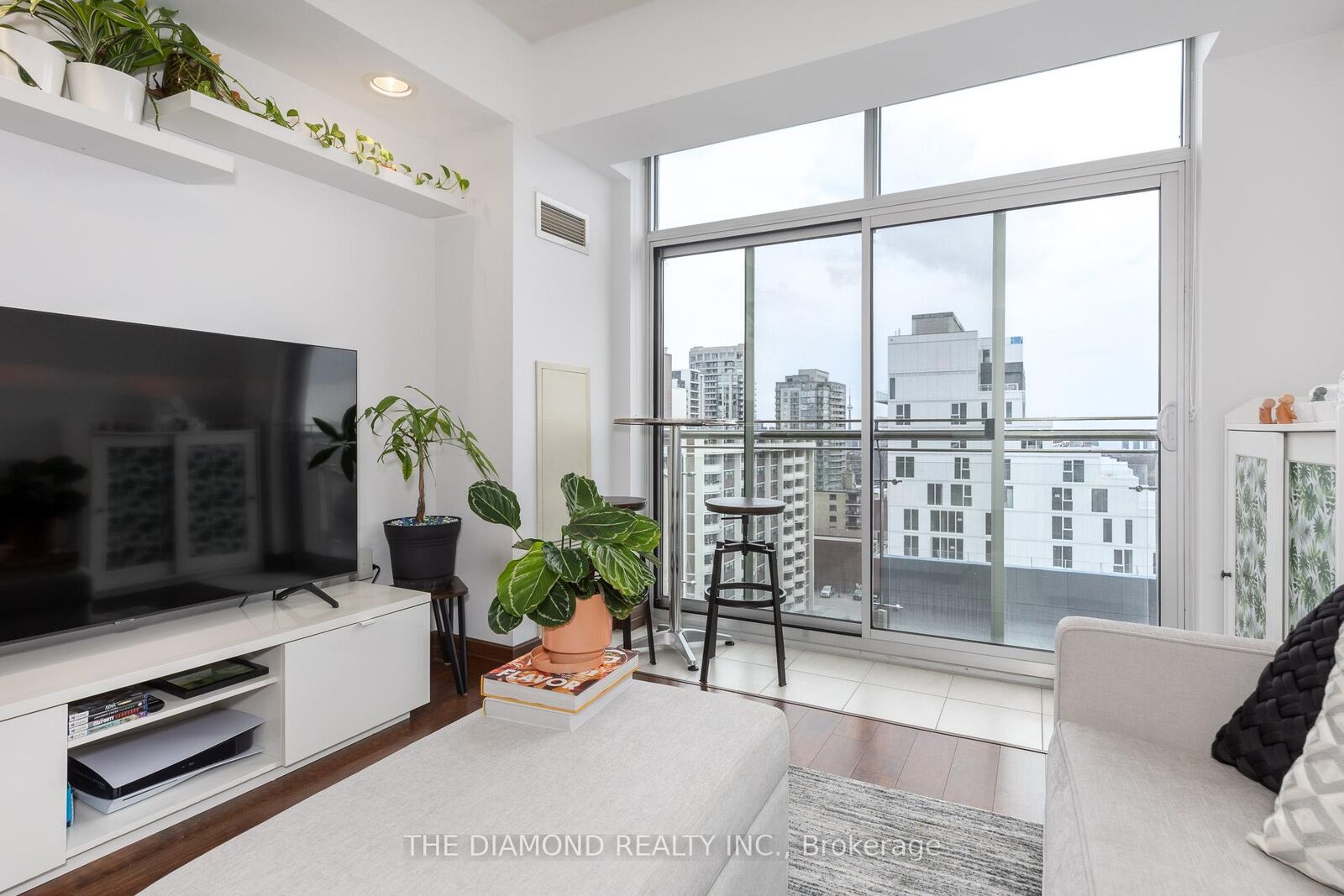 Property Photo:  15 Maplewood Avenue Ph 5  ON M6C 4B4 