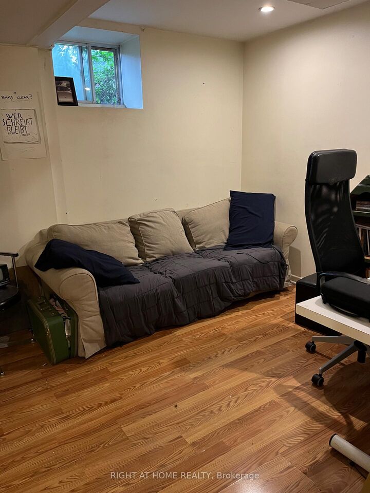 Photo de la propriété: 157 Medland Street ON M6P 2N4