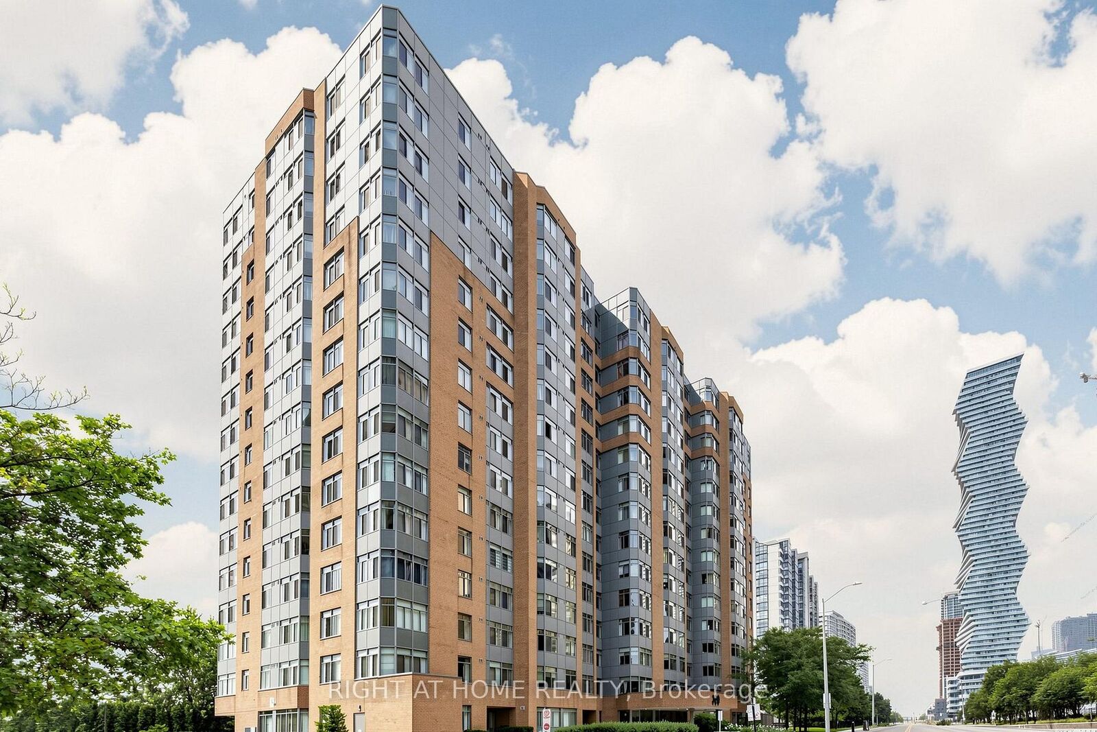 Property Photo:  300 Webb Drive Ph9  ON L5B 3W3 