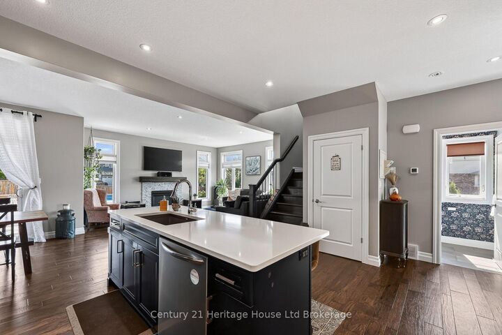 Property Photo:  924 Springbank Avenue N  ON N4T 0G1 