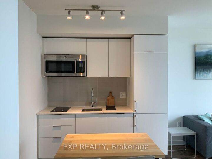 Property Photo: 27 Bathurst Street 512 ON M5V 0R1