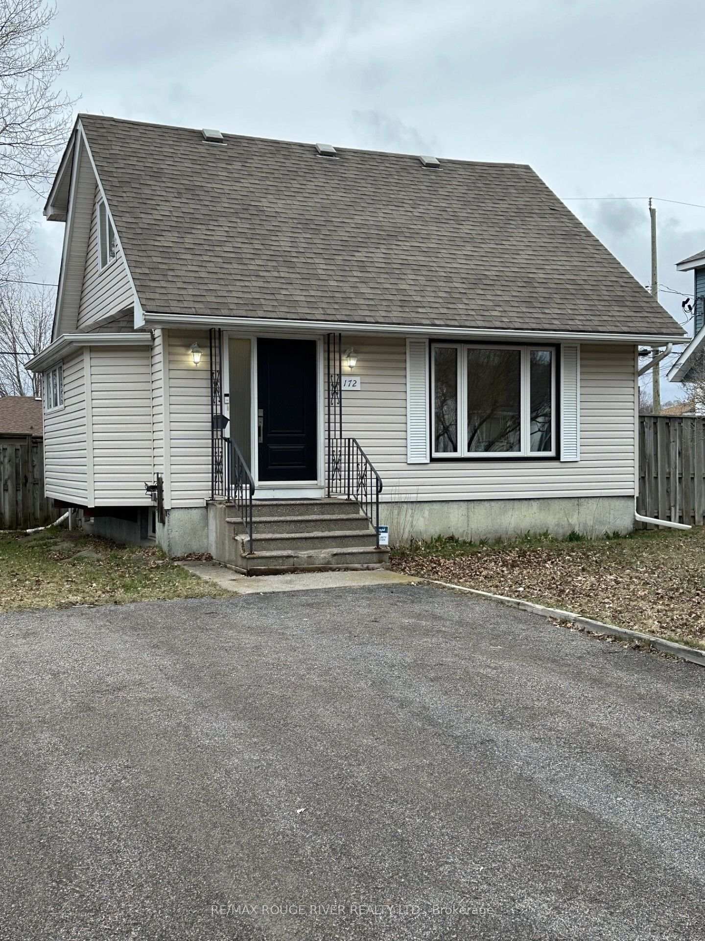 Property Photo: 172 Ray Boulevard ON P7B 4C7