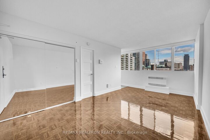 Property Photo: 33 Isabella Street 2713 ON M4Y 2P7
