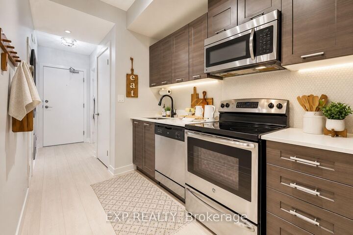 Property Photo:  20 Bruyeres Mews 313  ON M5V 0G8 