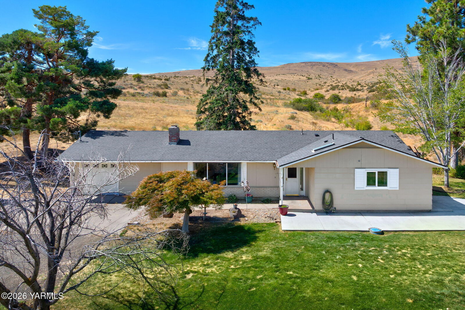 Property Photo:  1550 Pioneer Way  WA 98908 