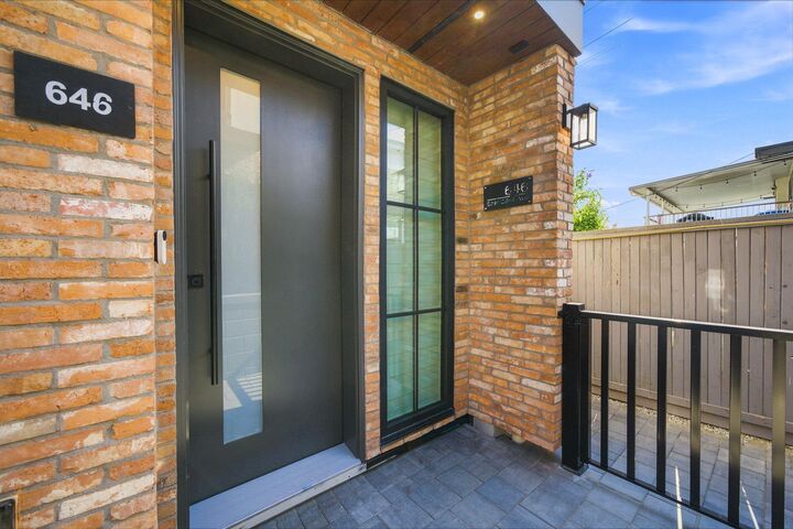 Property Photo: 646 E 23rd Avenue 3 BC V5V 1X8