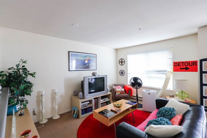 Property Photo: 723 Twelfth Street 206 BC V3M 4J8