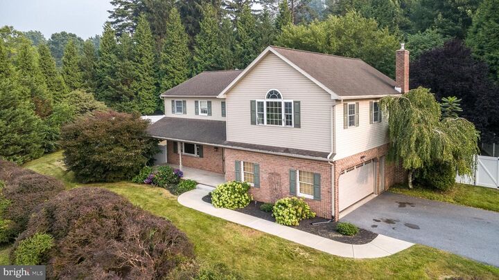 Property Photo: 1328 Edgewood Drive PA 17519