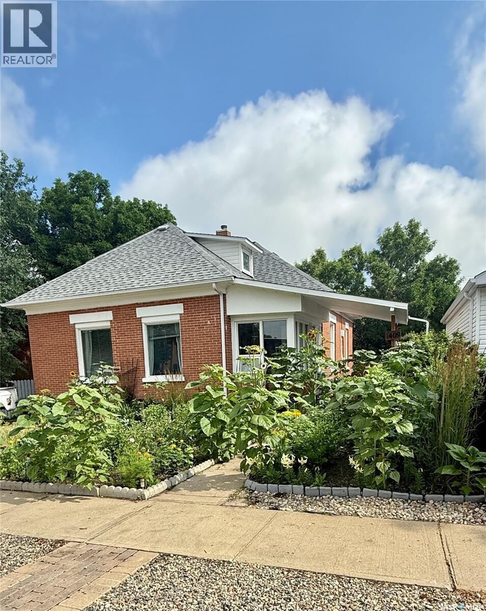 Property Photo:  1409 3rd Street  SK S4A 0S3 